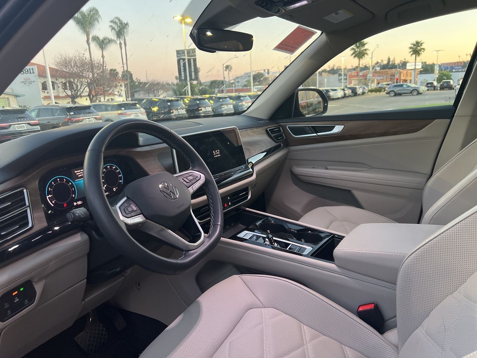 2024 Volkswagen Atlas 2.0T SE w/Technology