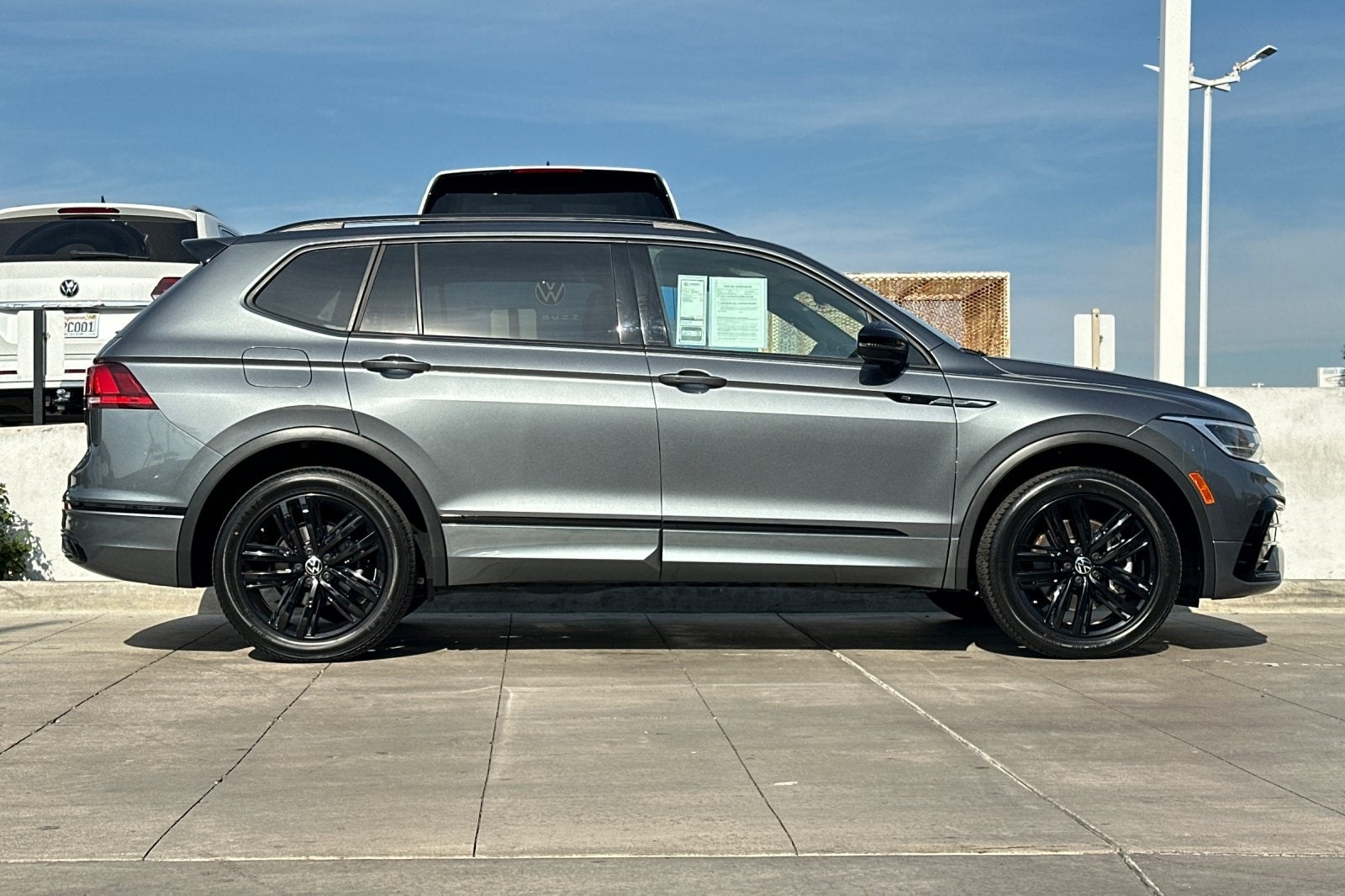 2022 Volkswagen Tiguan 2.0T SE R-Line Black