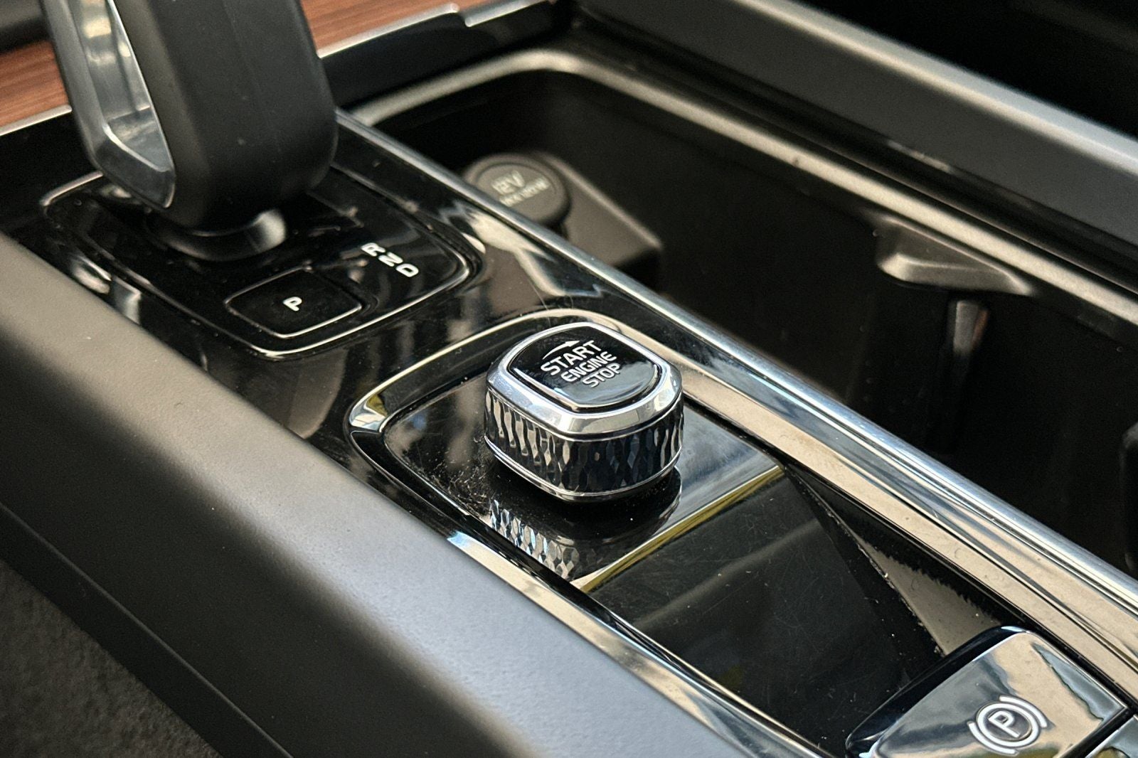 2024 Volvo S60 B5 Plus Dark Theme