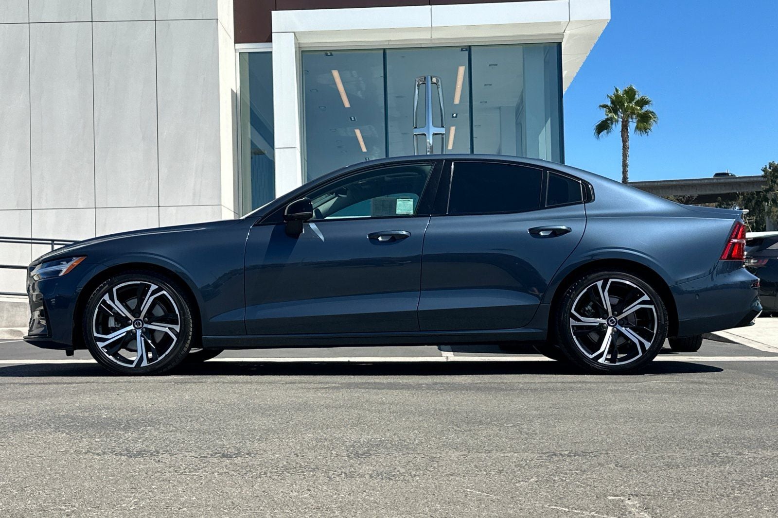 2024 Volvo S60 B5 Plus Dark Theme
