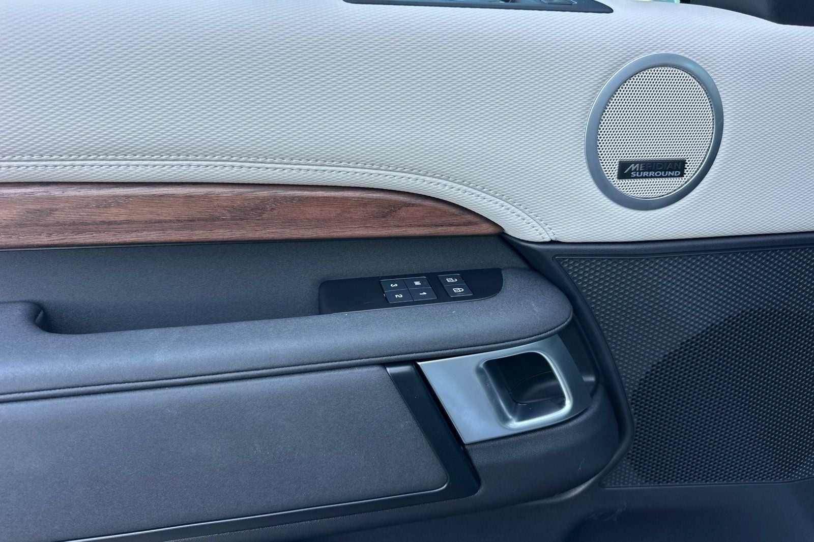 2025 Land Rover Discovery Dynamic SE