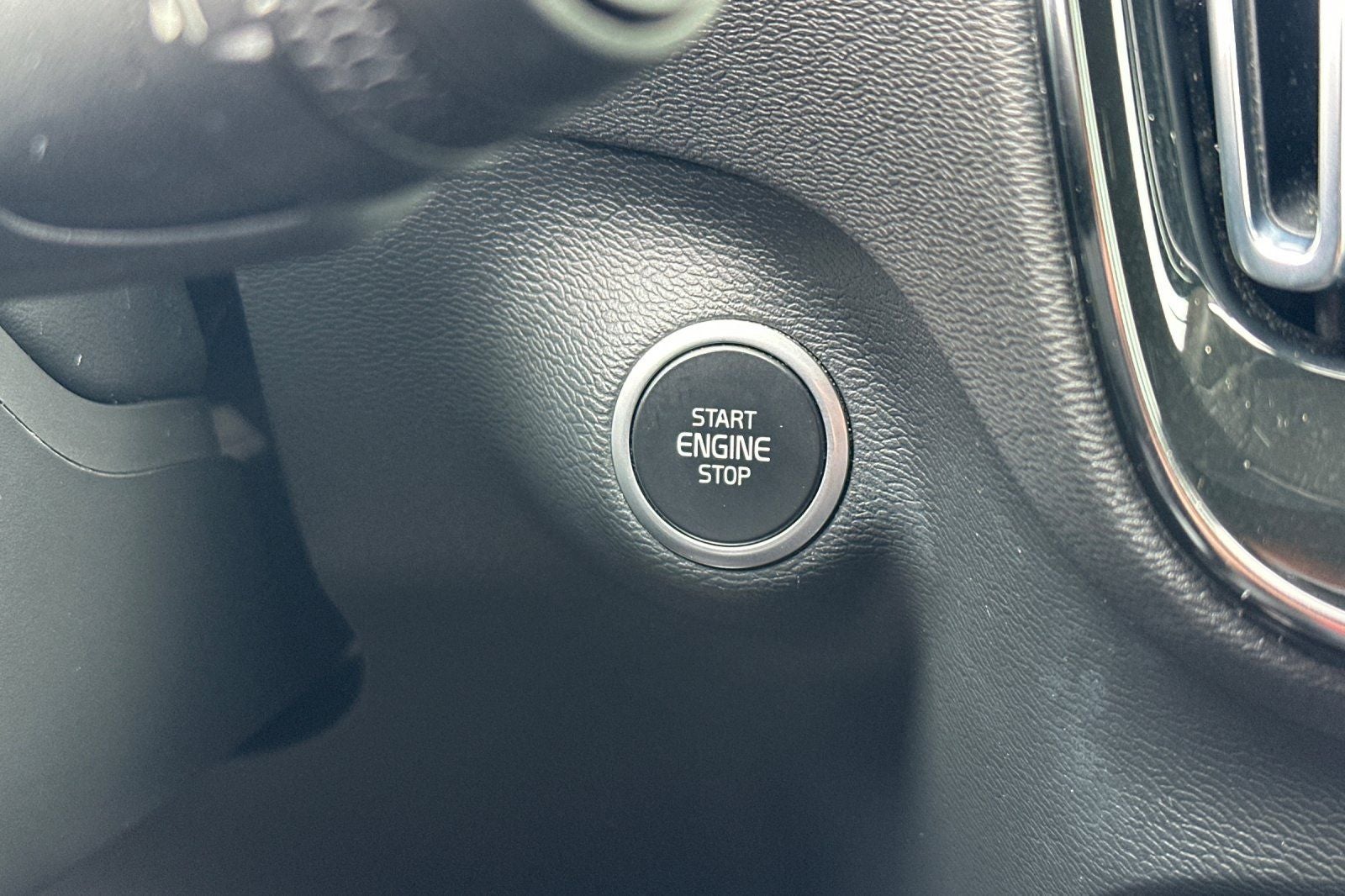 2020 Volvo XC40 Momentum