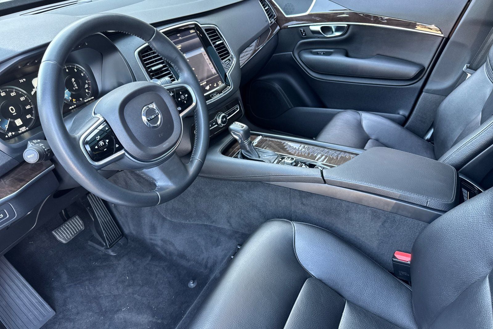 2017 Volvo XC90 T6 Momentum