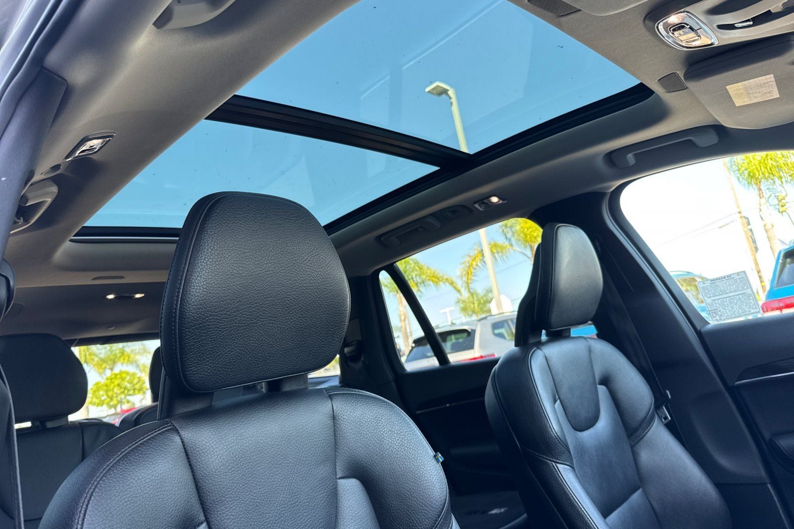 2017 Volvo XC90 T6 Momentum