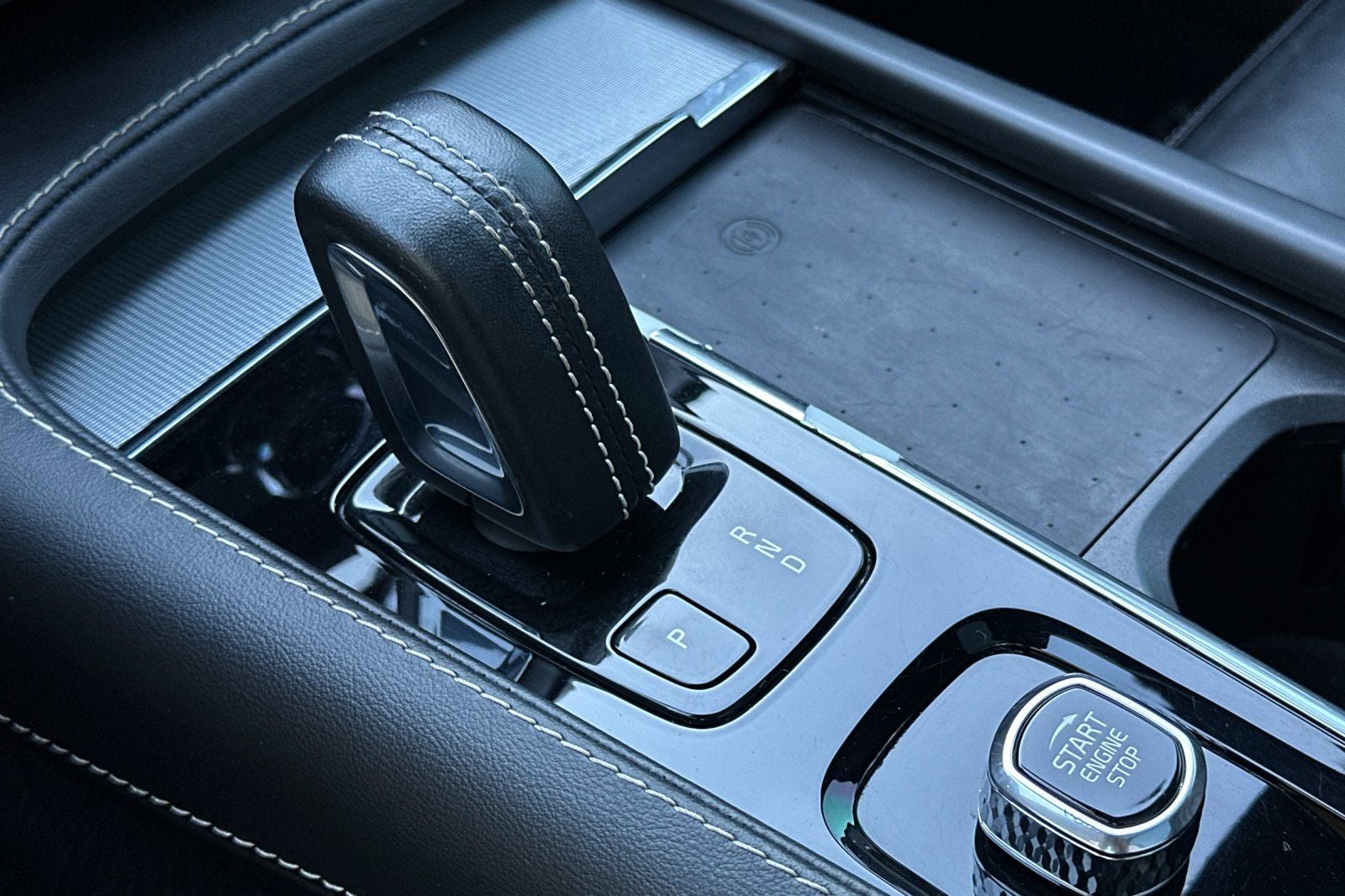 2022 Volvo XC90 Recharge Plug-In Hybrid T8 R-Design Extended Range 7P