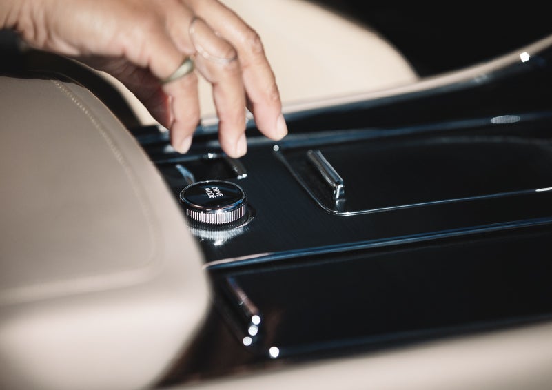 A hand reaching for the Lincoln Drive Modes knob of a 2024 Lincoln Aviator® SUV | Sedano Lincoln in La Mesa CA