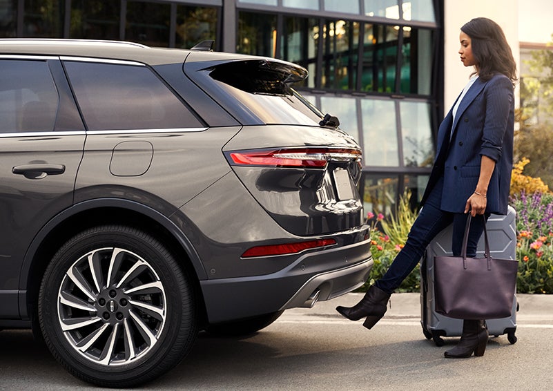 A woman with her hands full uses her foot to activate the available hands-free liftgate. | Sedano Lincoln in La Mesa CA