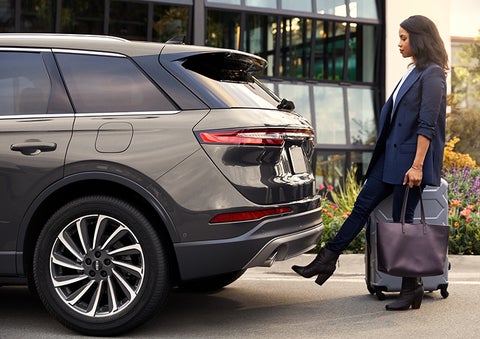 A woman with her hands full uses her foot to activate the available hands-free liftgate. | Sedano Lincoln in La Mesa CA