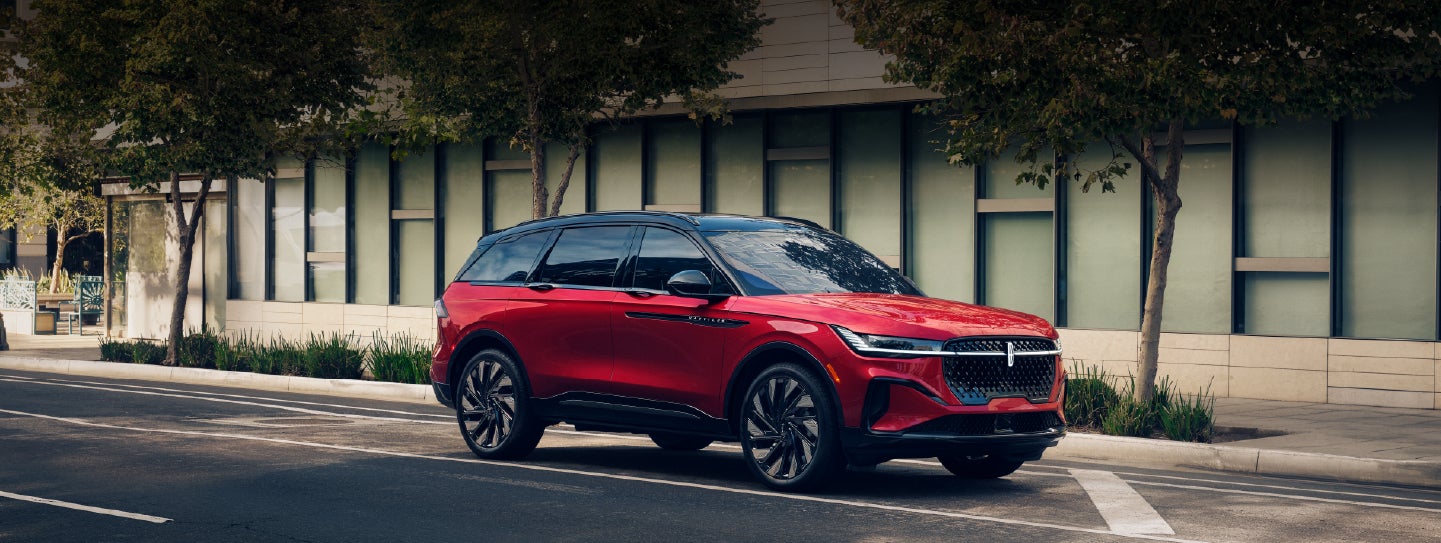 A 2025 Lincoln Nautilus® SUV with an available hybrid powertrain is parked in an urban setting. | Sedano Lincoln in La Mesa CA