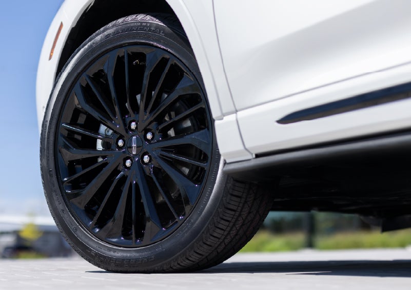 A stylish 20-inch black aluminum wheel of the available Jet Appearance Package is shown. | Sedano Lincoln in La Mesa CA