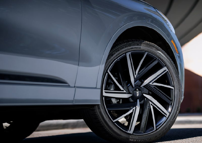 The wheel of the 2027 Lincoln Aviator® Black Label™ SUV is shown slightly angled out. | Sedano Lincoln in La Mesa CA